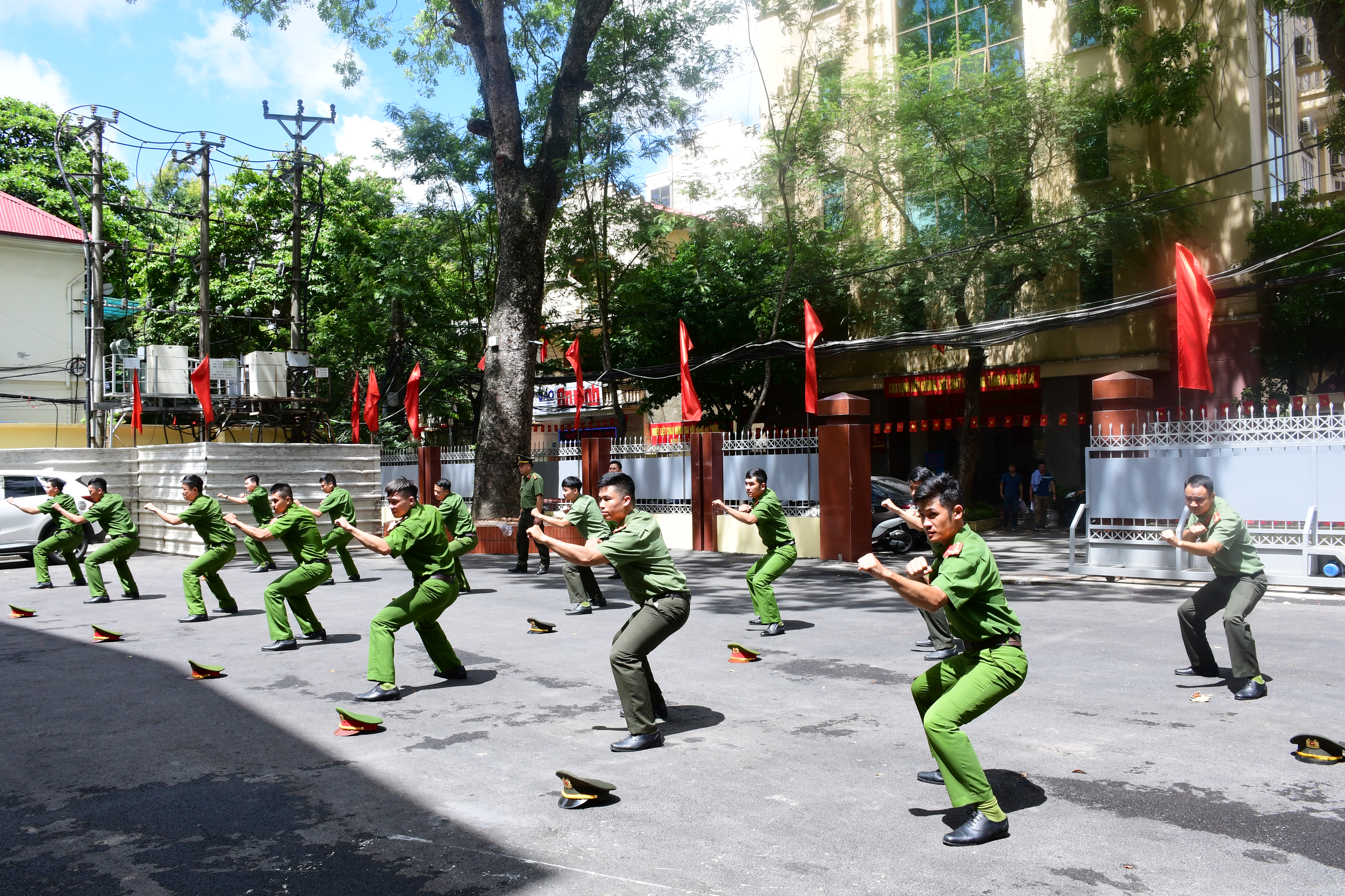 Tăng cường thực hành các bài võ thuật Công an nhân dân